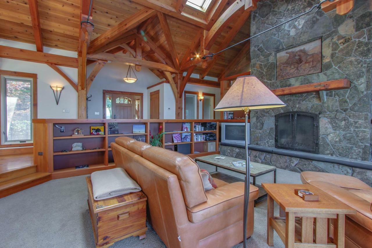 Bottle Bay Lakefront Lodge Sandpoint Exterior photo