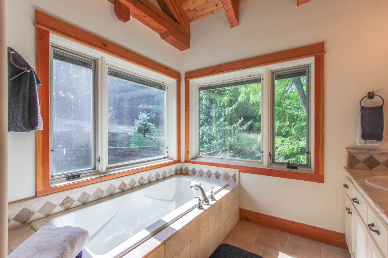 Bottle Bay Lakefront Lodge Sandpoint Exterior photo